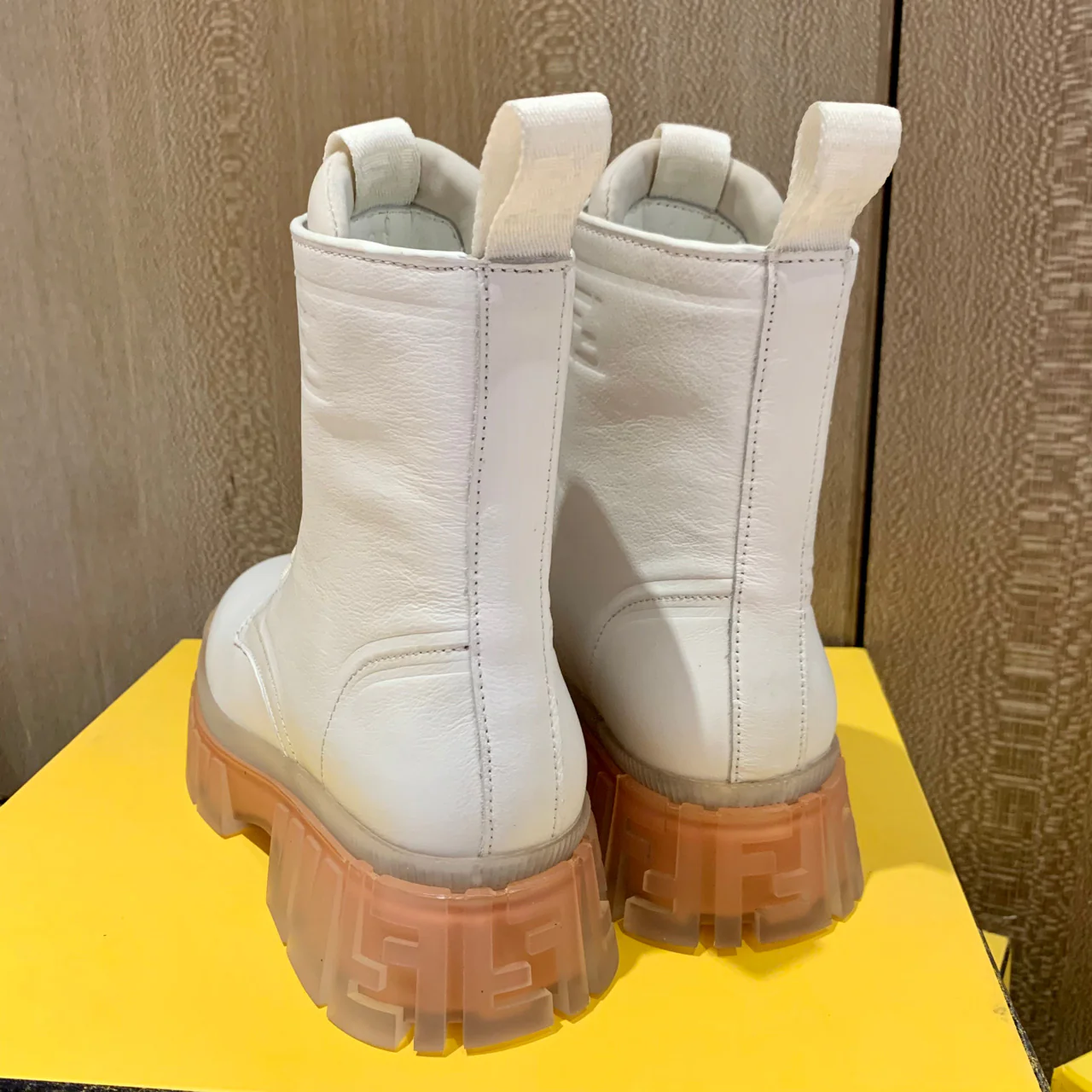 Ботинки Fendi на платформе со шнуровкой, белые.