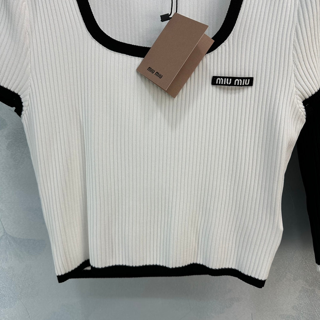 Miu Miu - 2404 - Весна 2024, шелково-хлопковый топ с U-образным вырезом и короткими рукавами.