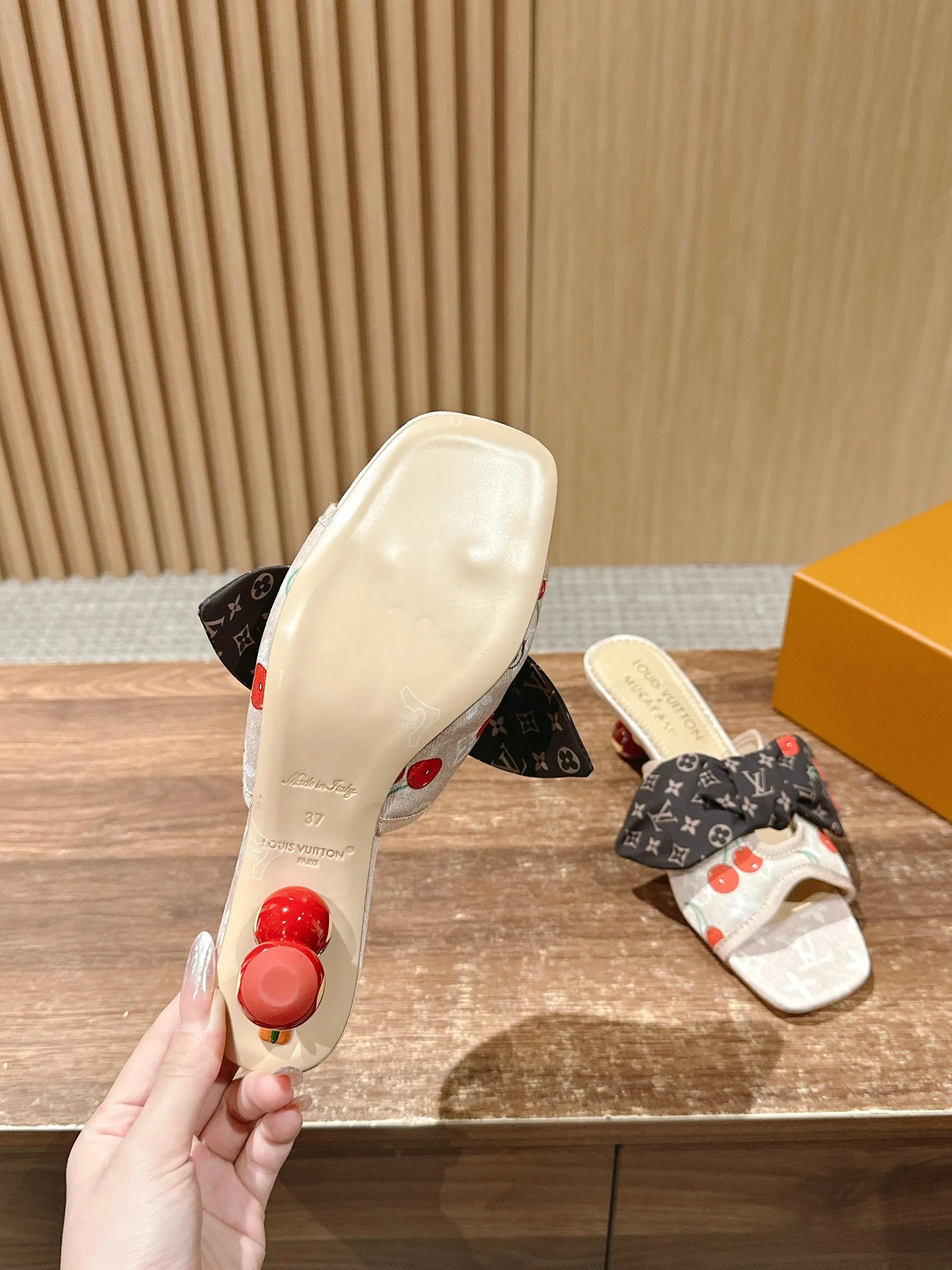 LV - Босоножки на низком каблуке с бантом и вишневым узором - Бежевые