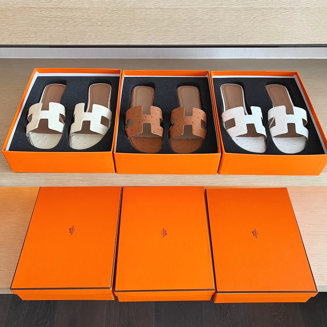 Классические домашние тапочки Hermes с буквой H — белые в горошек.