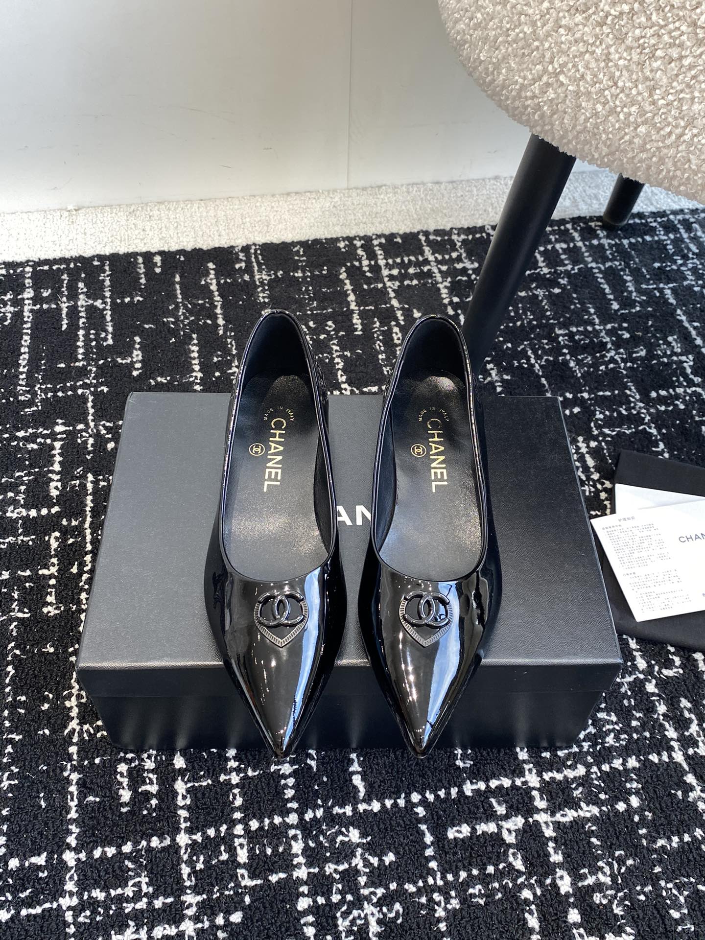 Сандалии Chanel 2025 с острым носком - черные