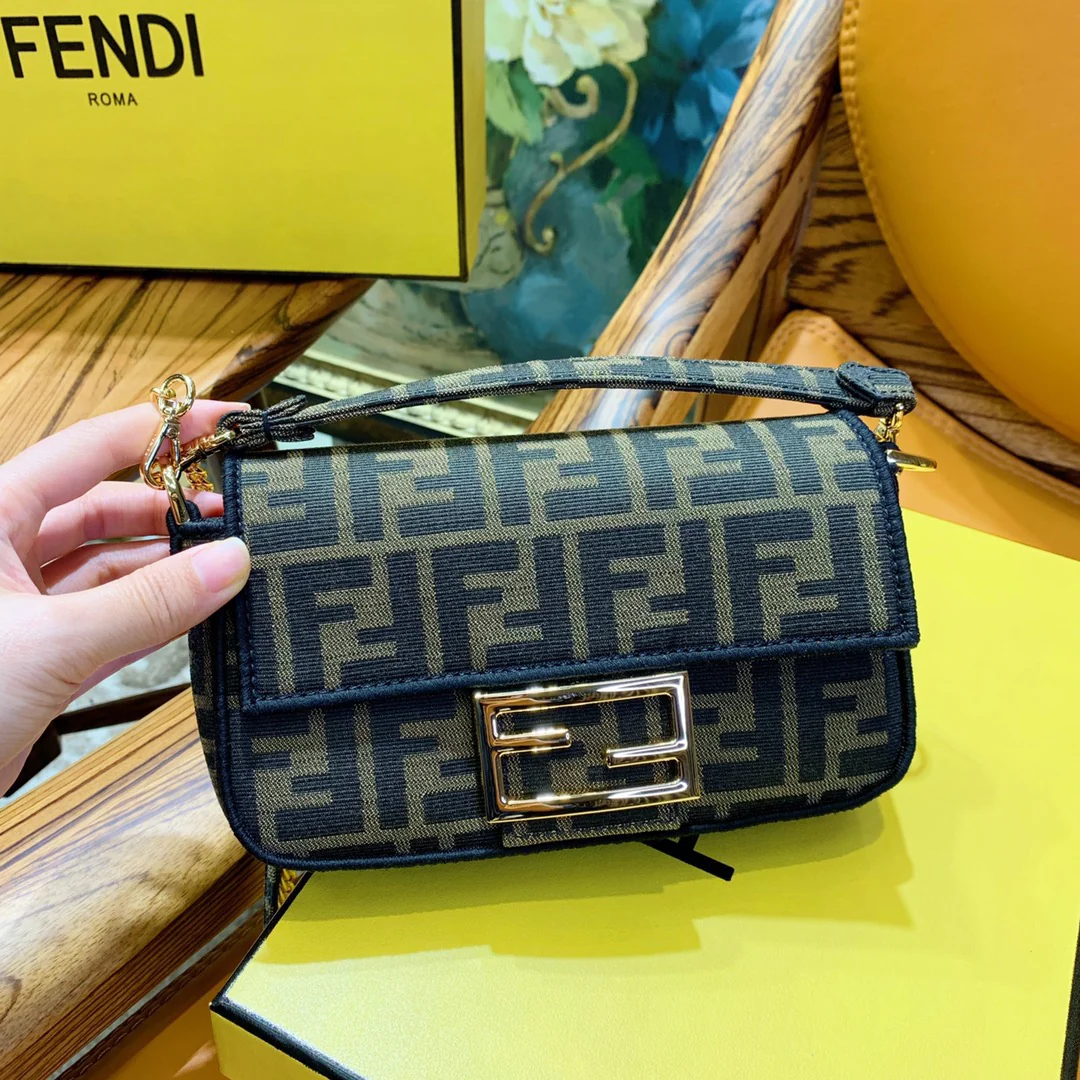 Fendi Baguette - Маленький коричневый бублик с монограммой