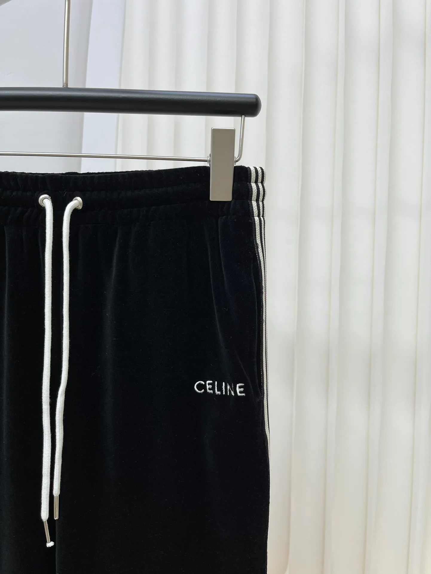 Коллекция Celine 2403-24 ?Ранняя весна?: Новые бархатные брюки