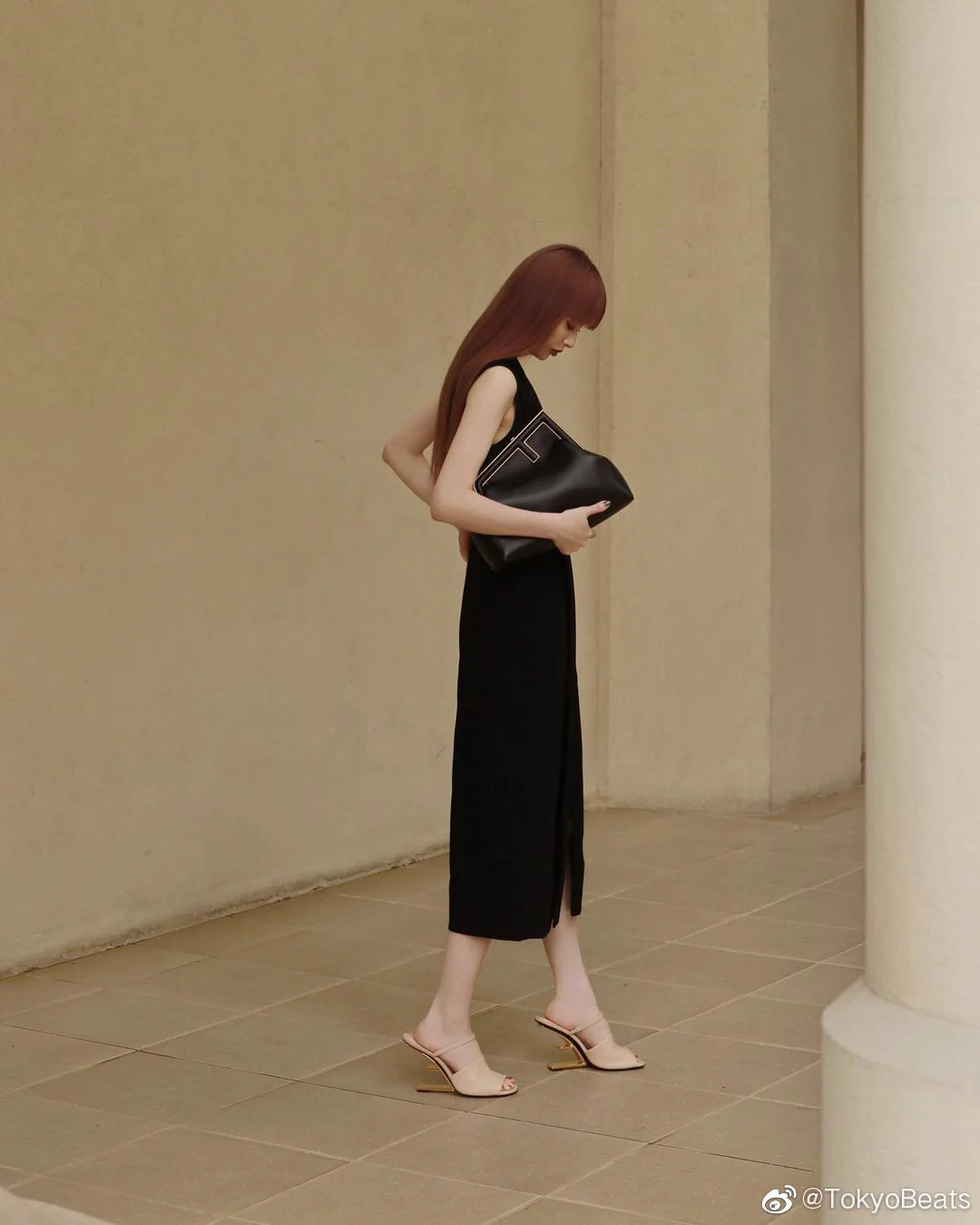 Черная кожаная сумка Fendi.