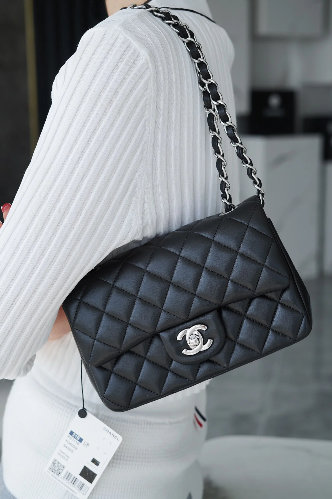 Мини-сумка Chanel CF 20 см из черной овечьей кожи с серебряной застежкой