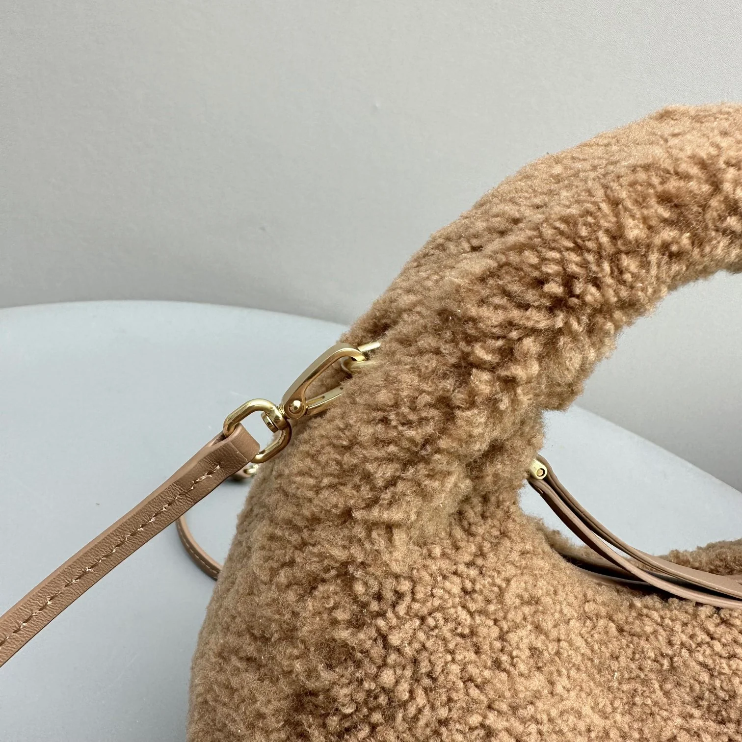 Сумка Miu Miu Wander, маленькая, коричневая, из овечьей шерсти.