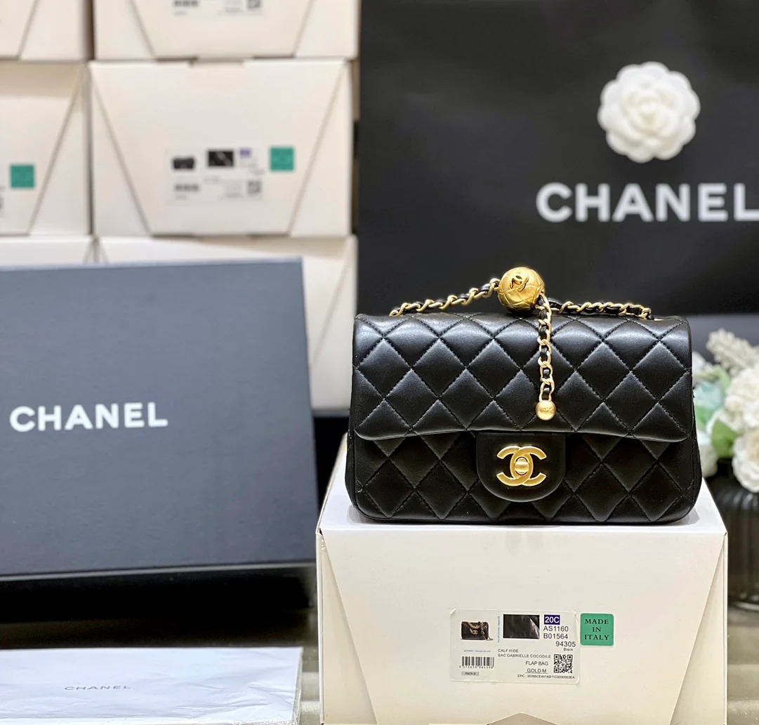 Мини-сумочка Chanel с клапаном, золотым логотипом и маленьким золотым шариком - черная.
