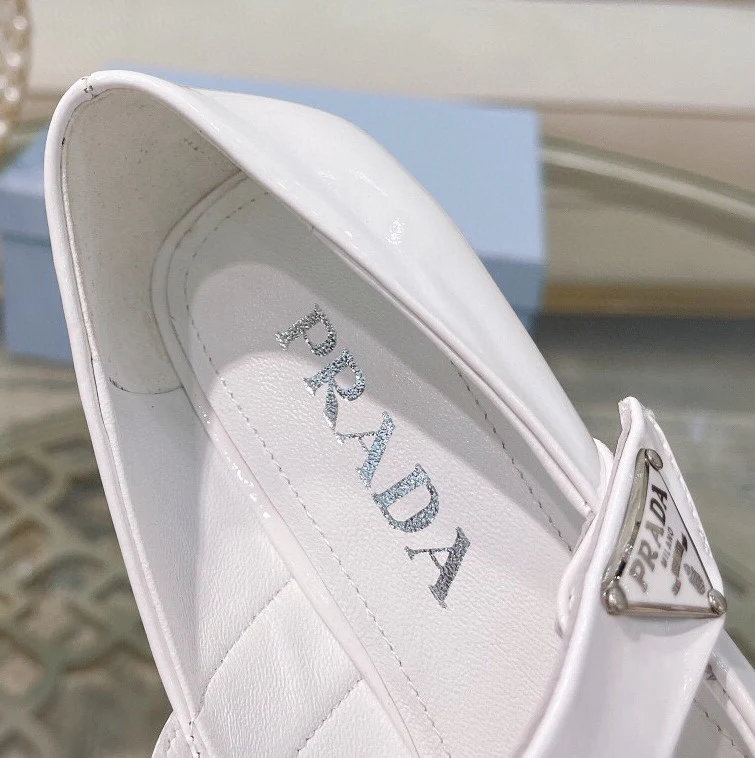 Новинка сезона весна/лето 2023 от Prada - Ретро-балетки с квадратными кольцами - Белые