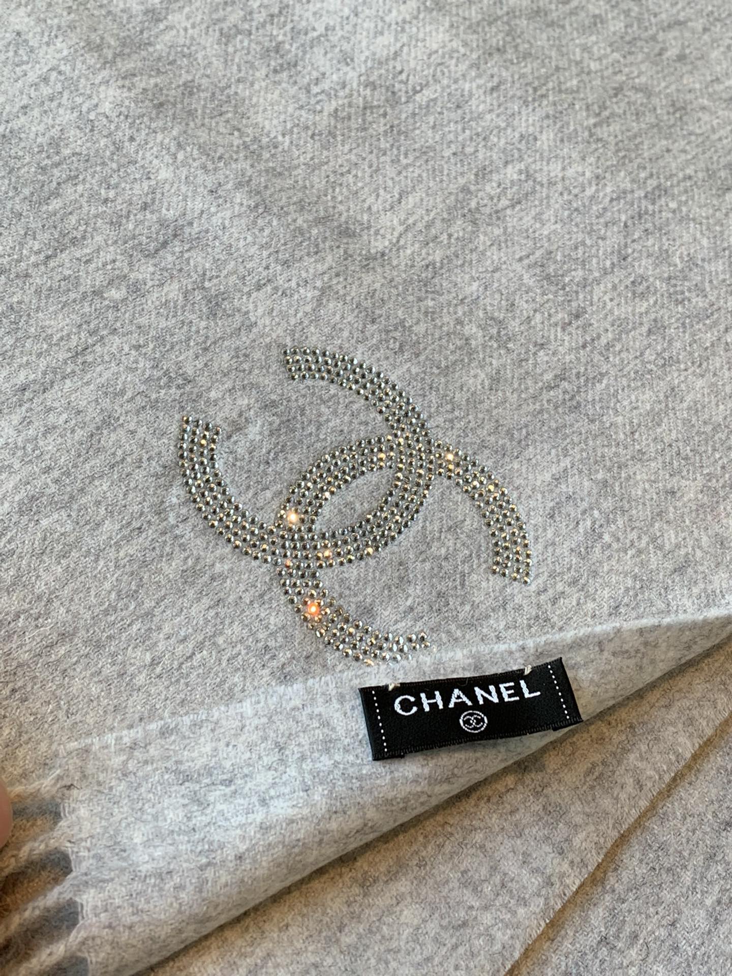 Chanel - Кашемировый шарф, украшенный бриллиантами - 180-70-102 см - Светло-серый