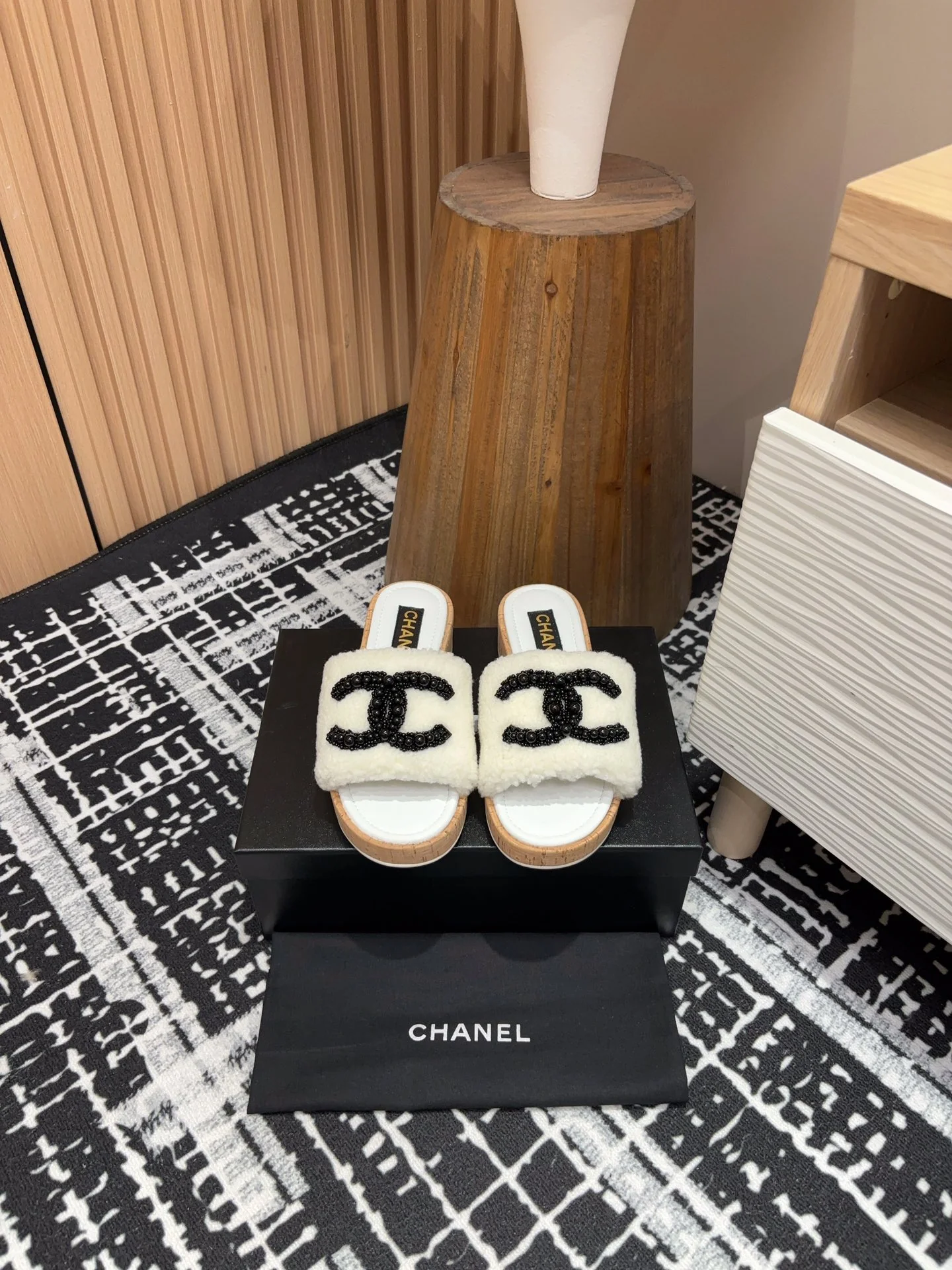 Шерстяные сандалии на низком каблуке Chanel 2024 — белые