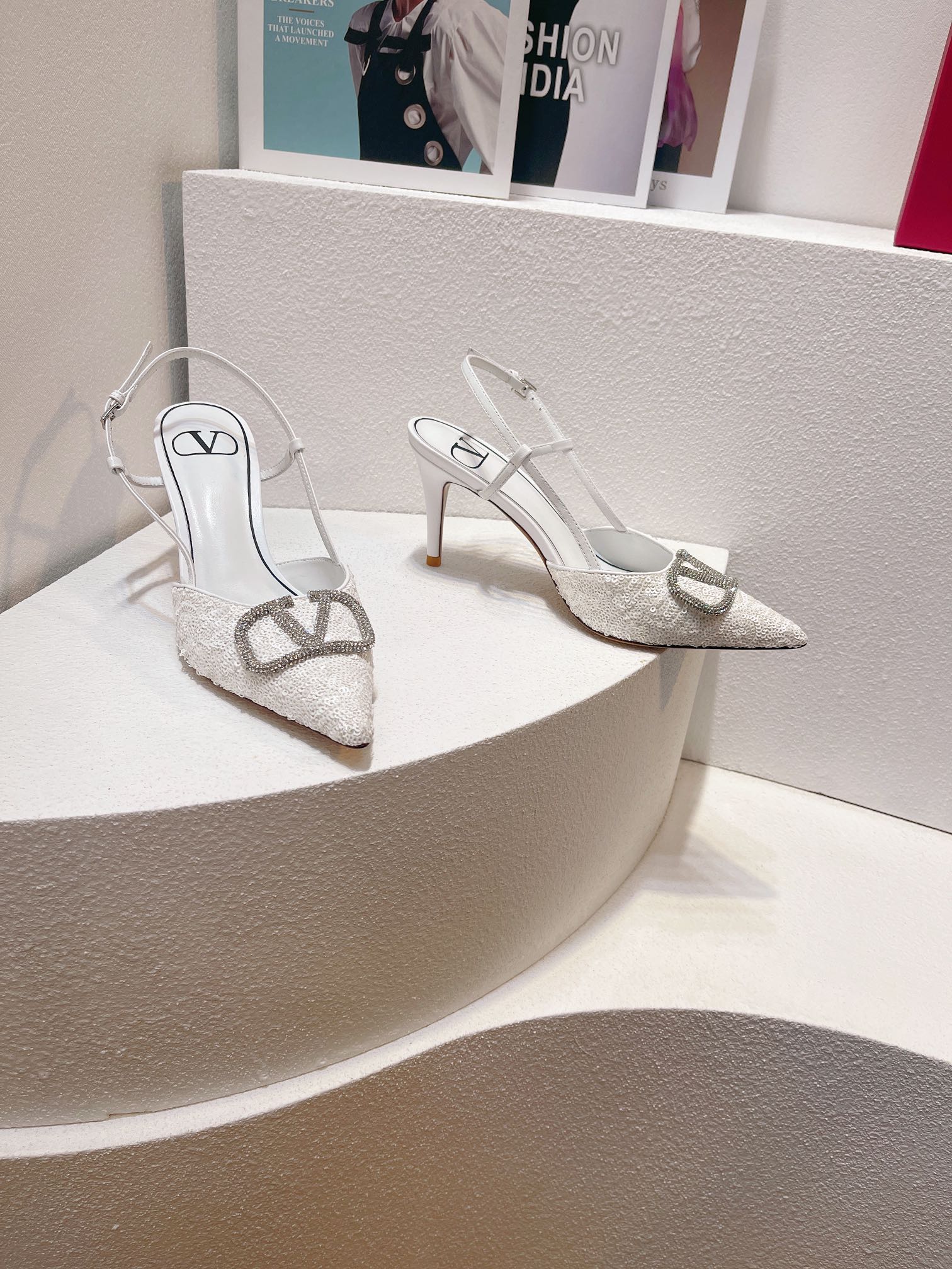 Новинка с официального сайта Valentino 2023 — Глянцевые босоножки на низком каблуке с острым носком — 8 см — Белые