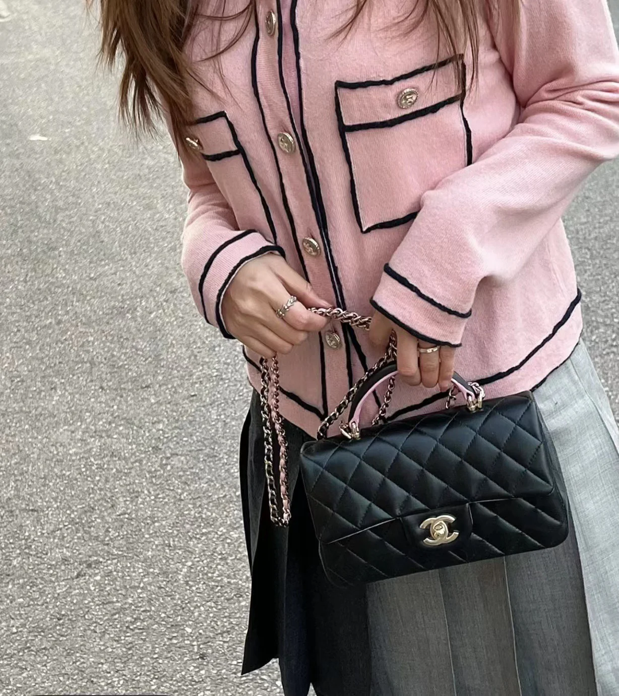 Новинка сезона весна/лето 2023 от Chanel - сумка CF - 20 см - черно-розовая - на фото.