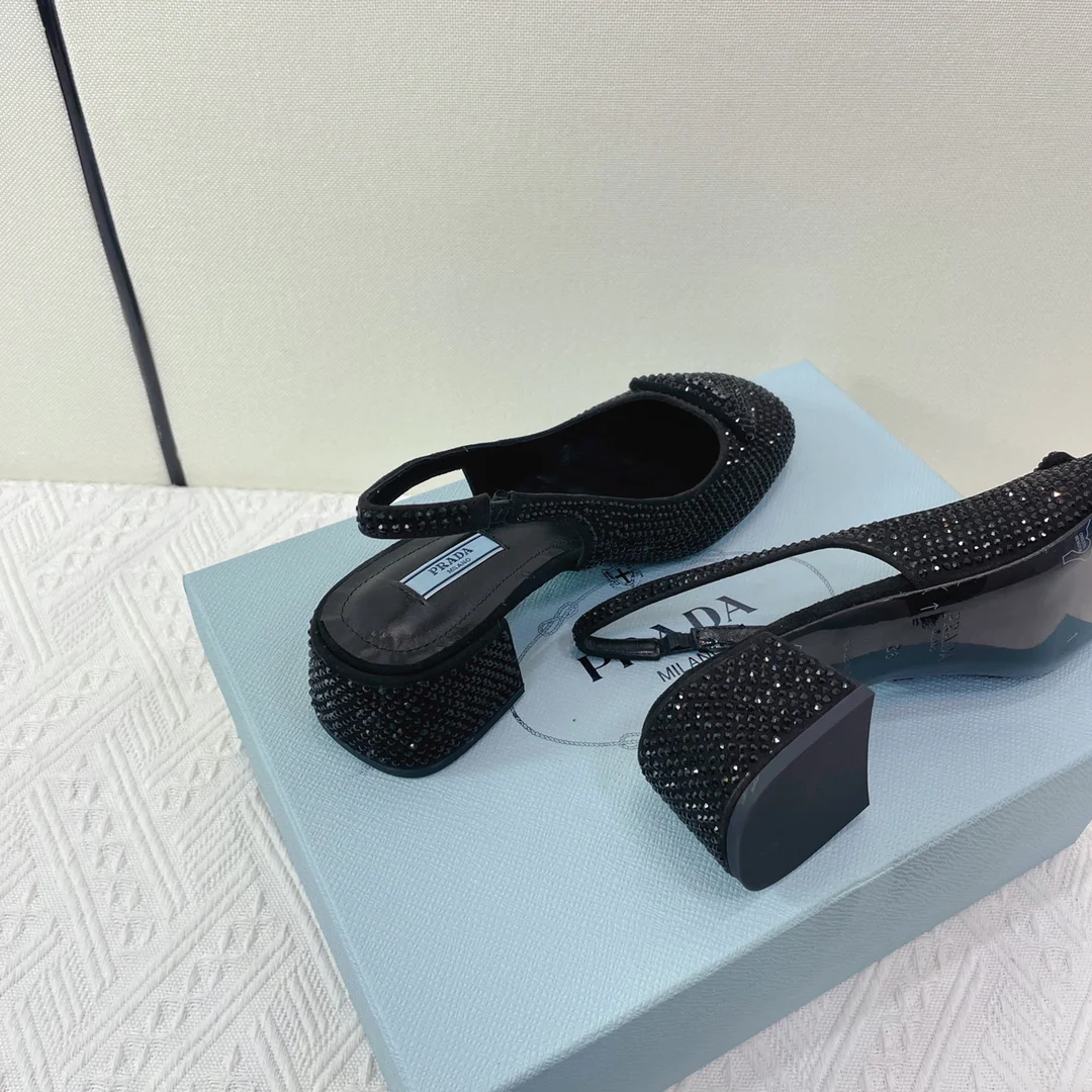 Туфли Prada - туфли-мэри-джейн на низком каблуке, украшенные стразами - черные