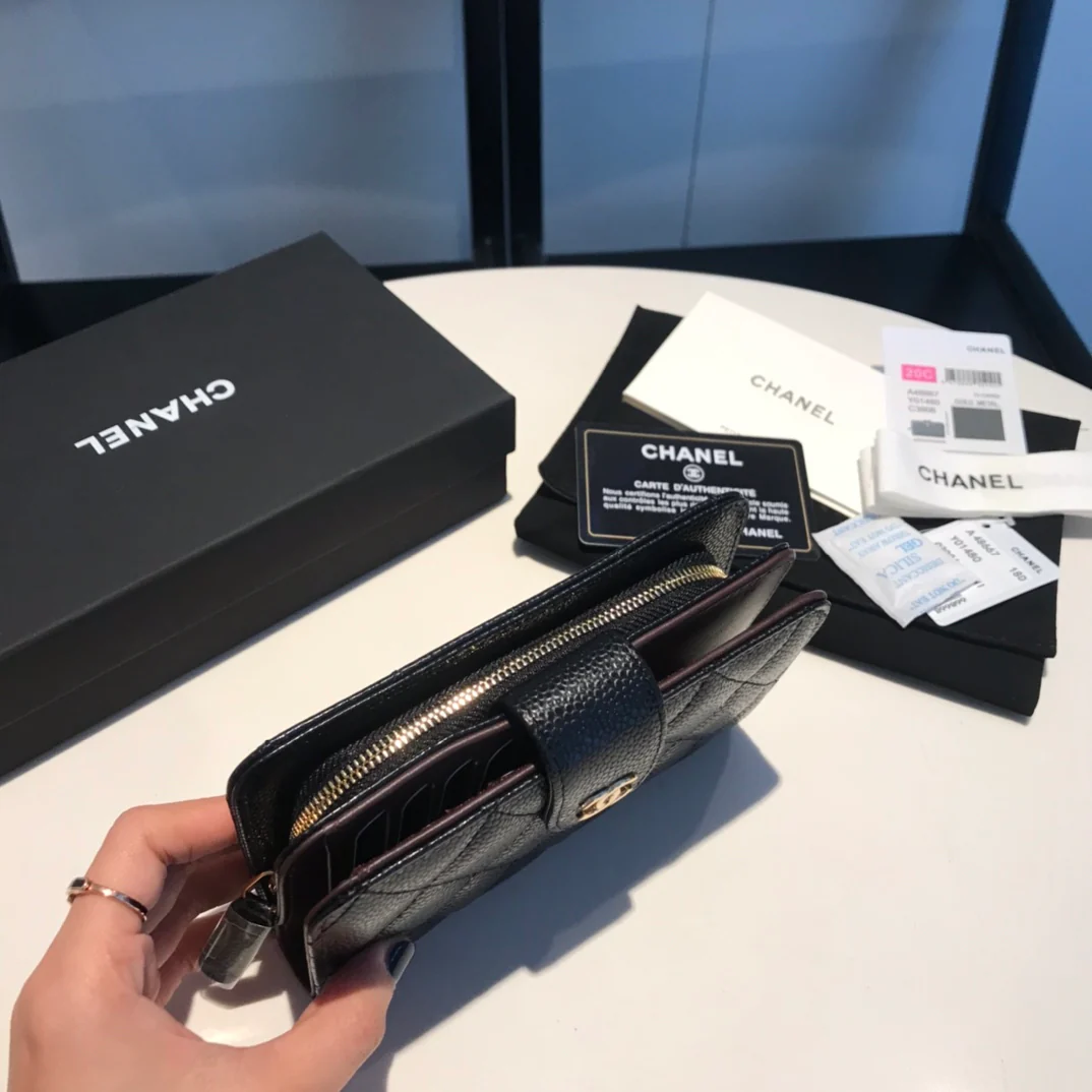 Куртка средней длины из серии Chanel CF — черная зернистая кожа с серебристой фурнитурой.