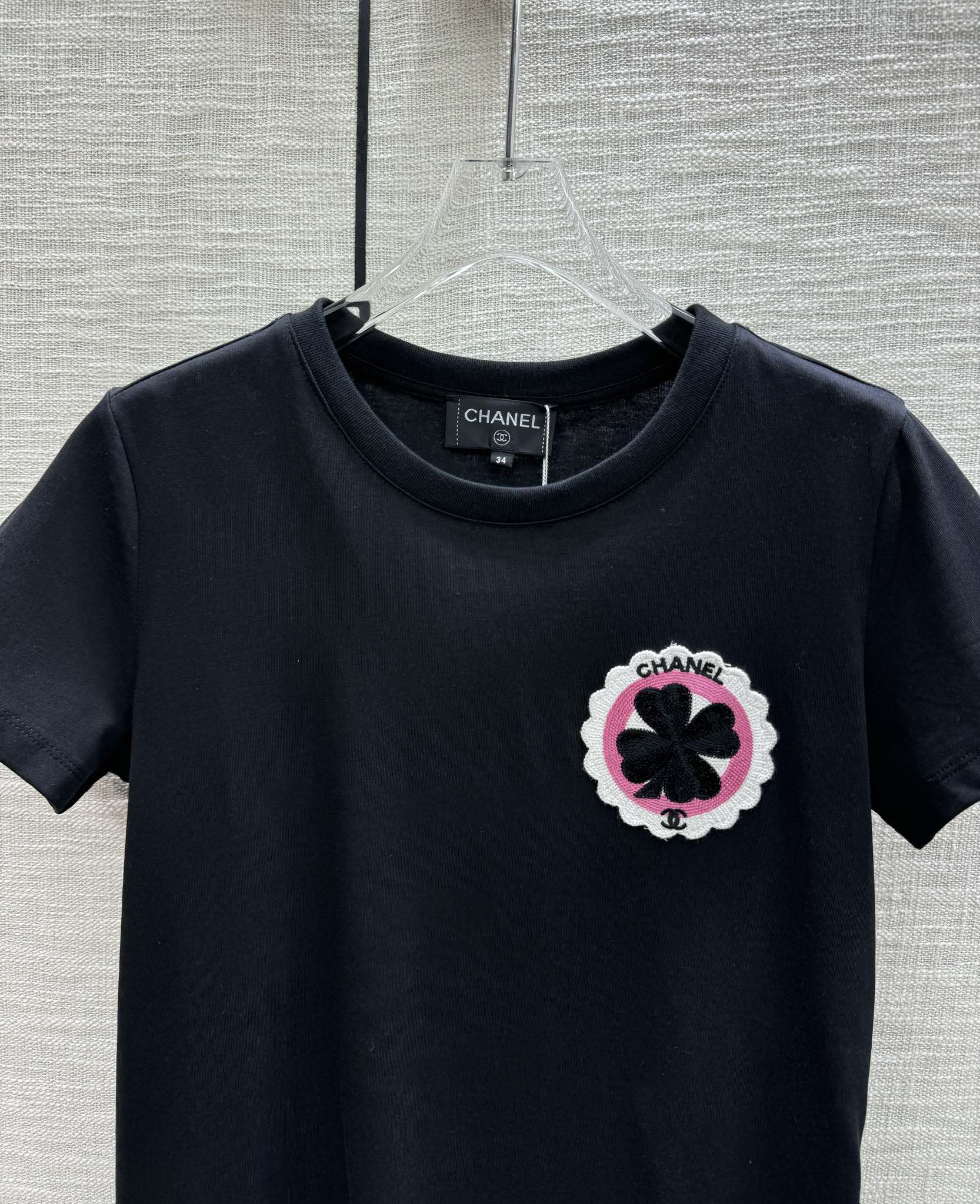 Футболка Chanel 2403 с вышитым четырехлистным клевером и круглым вырезом, с короткими рукавами - черная.