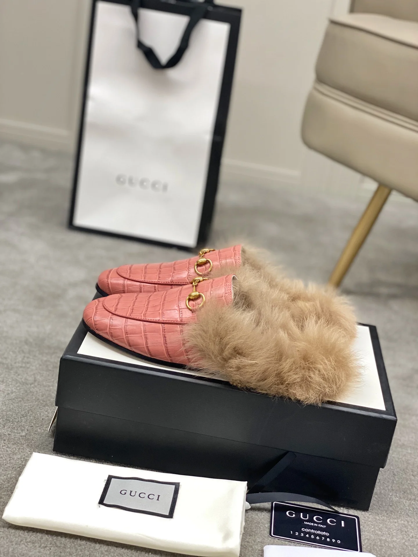 Бутик Gucci 2020 — Последний образ с подиума — Меховые тапочки — Розовый с каменным узором