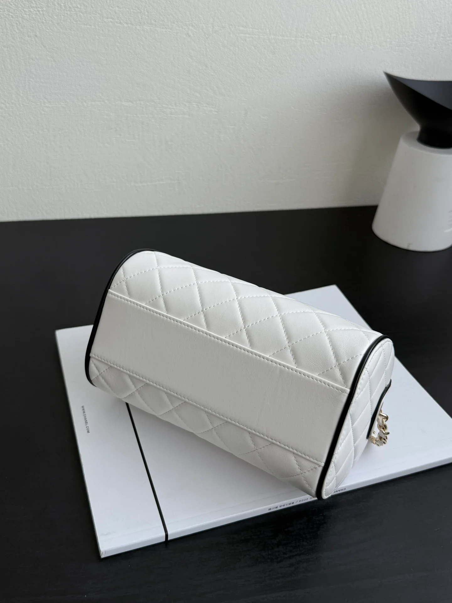 Мини-шар для боулинга Chanel 25 пенсов, весенне-летний, из овечьей кожи, белый с черной отделкой.