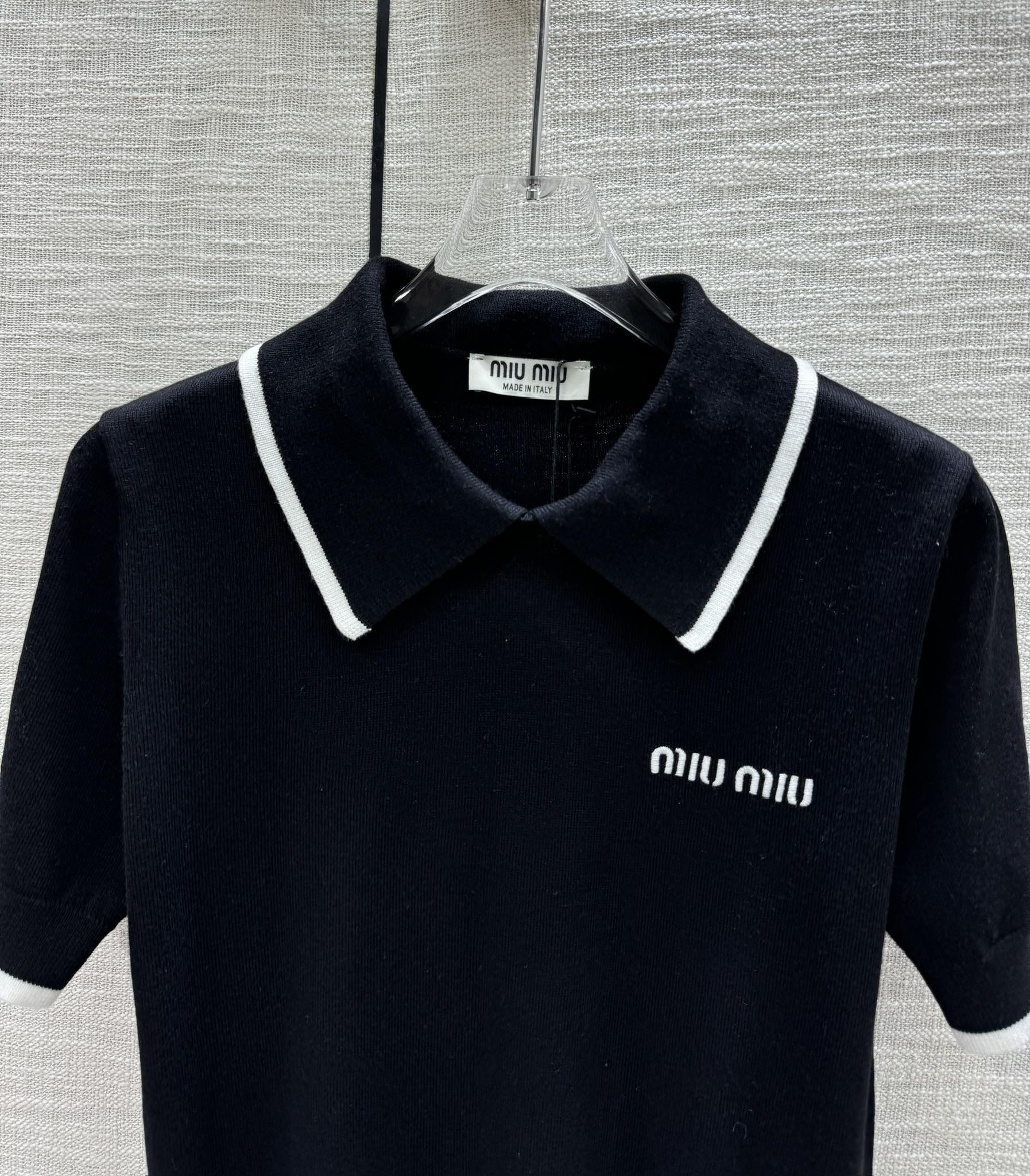 Miu Miu - 2404 - Трикотажная футболка-поло с коротким рукавом и воротником-поло в стиле колор-блок - Черная