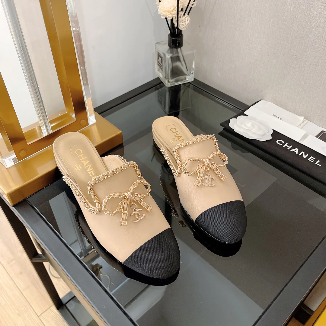 Кожаные мюли Chanel с цепочкой и бантом.