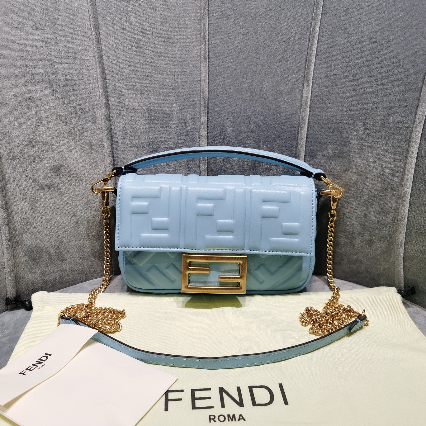 Маленькая синяя кожаная сумка Fendi Baguette