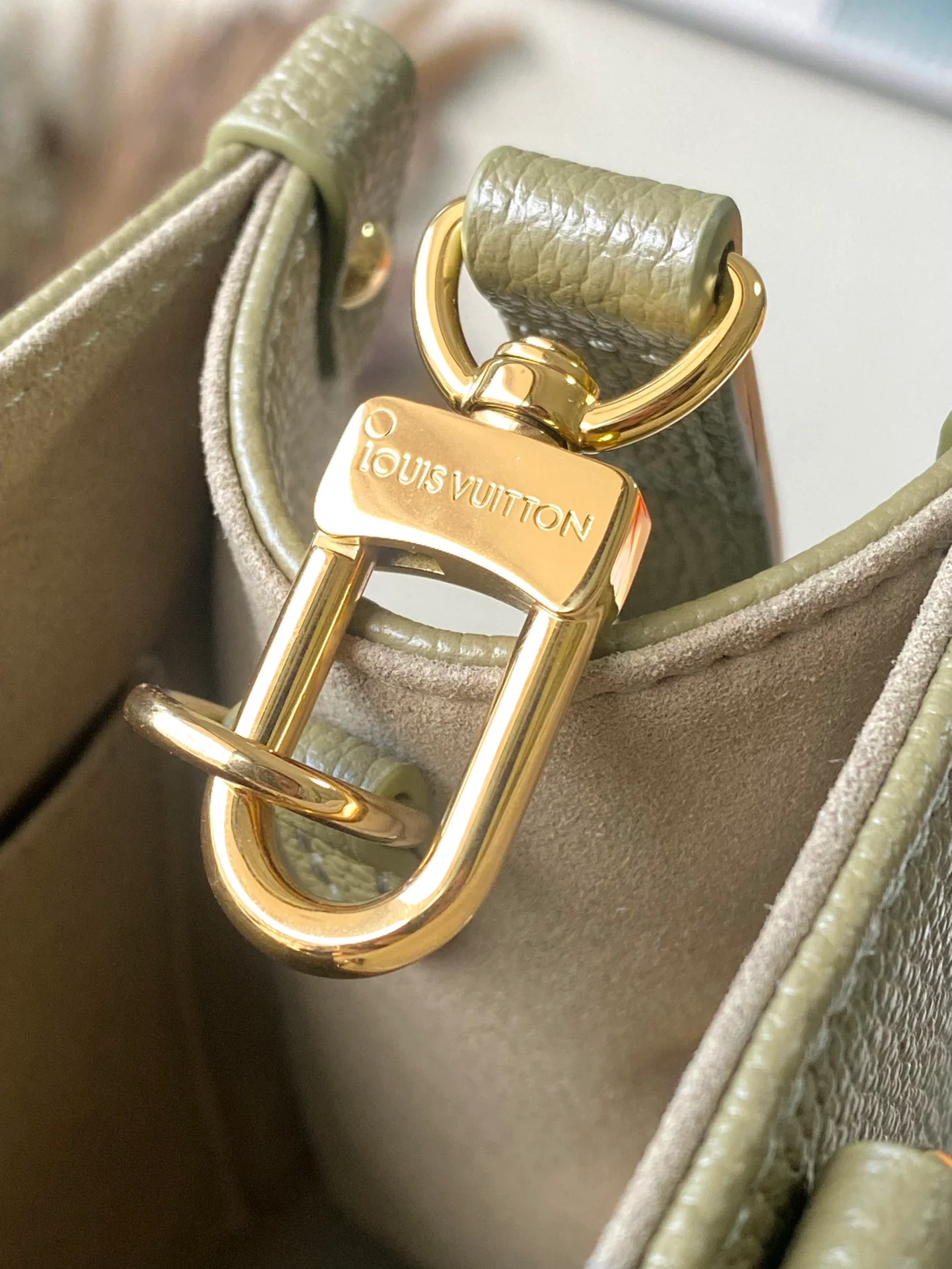 m46647-LV-onthego-bb-tote bag-khaki green