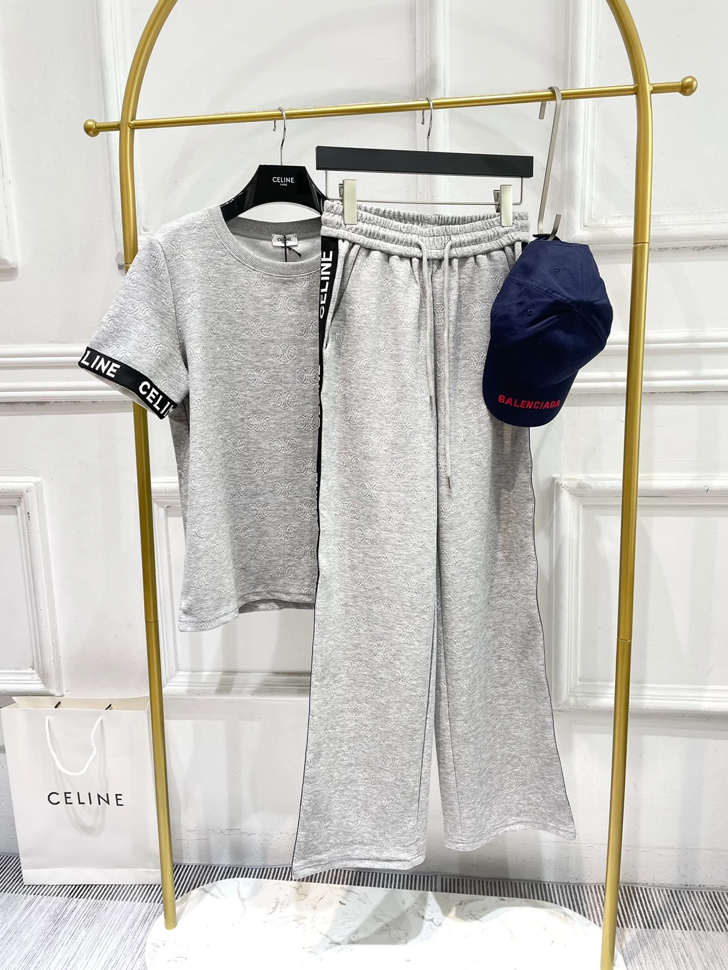 Комплект Celine-2403: футболка с коротким рукавом и повседневные брюки с тисненым узором ?Триумфальная арка? — серый.