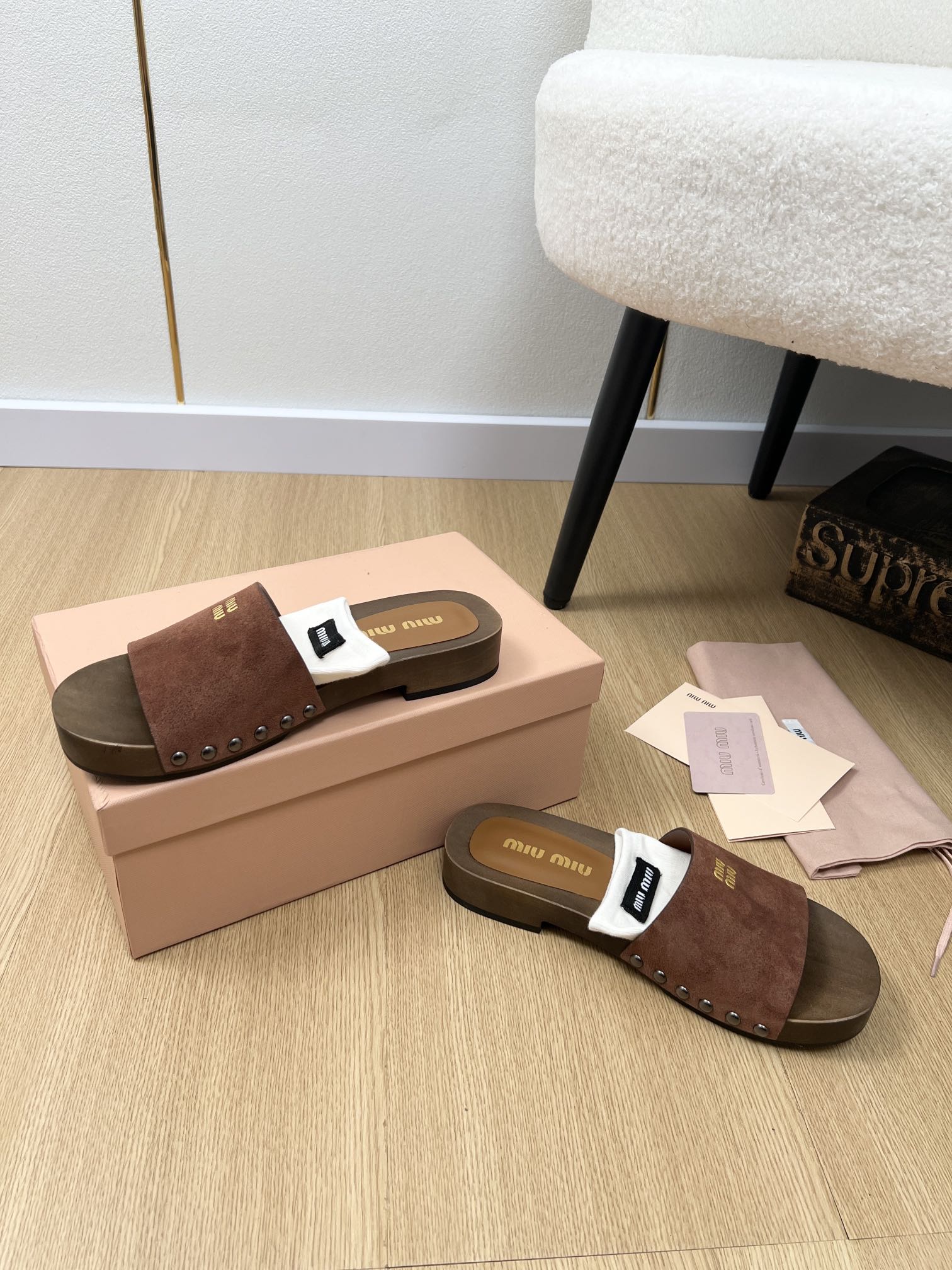 Замшевые деревянные тапочки Miu Miu 2024 - темно-коричневые