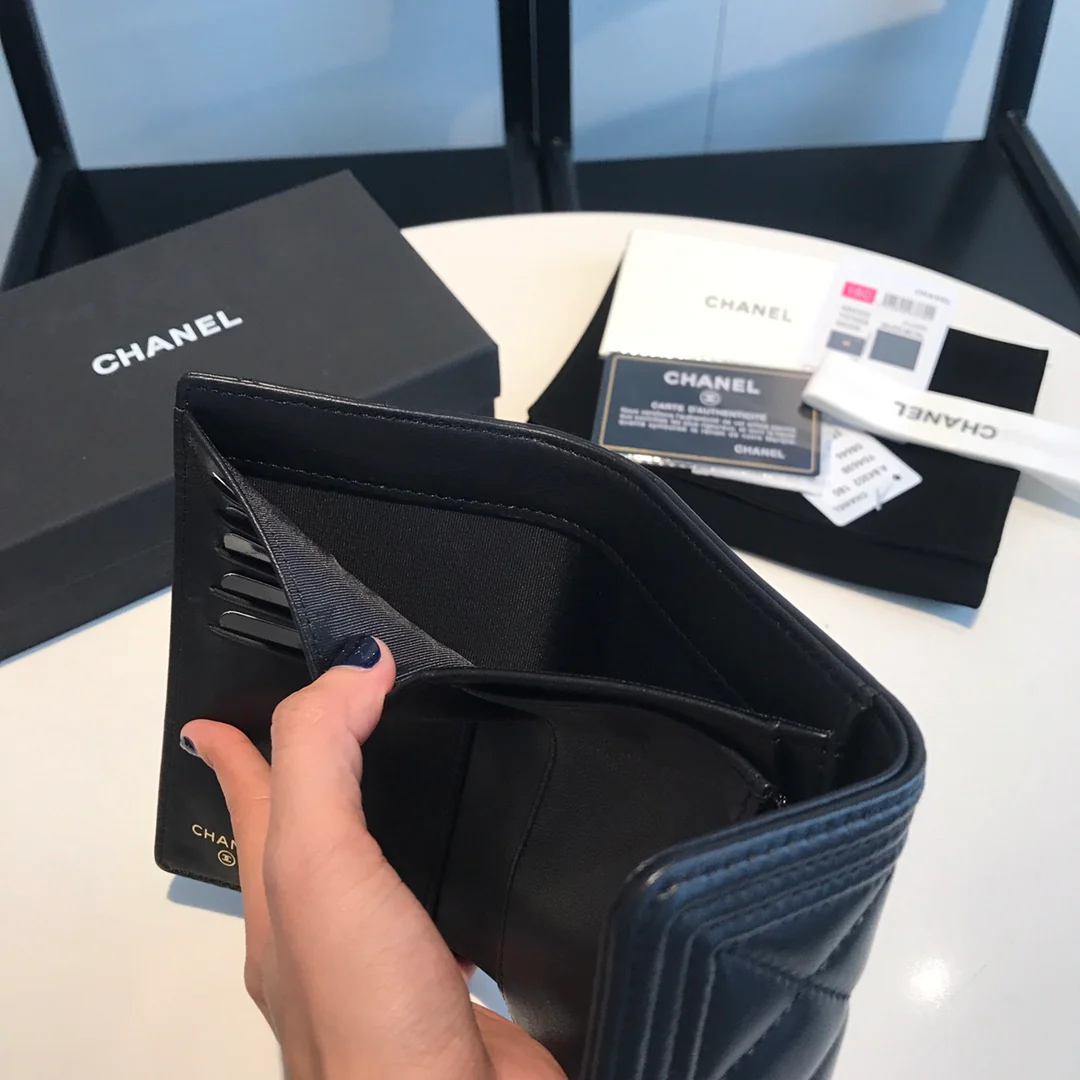 Чехол Chanel Le Boy Tri-fold Frame - из черной овечьей кожи с золотой пряжкой.