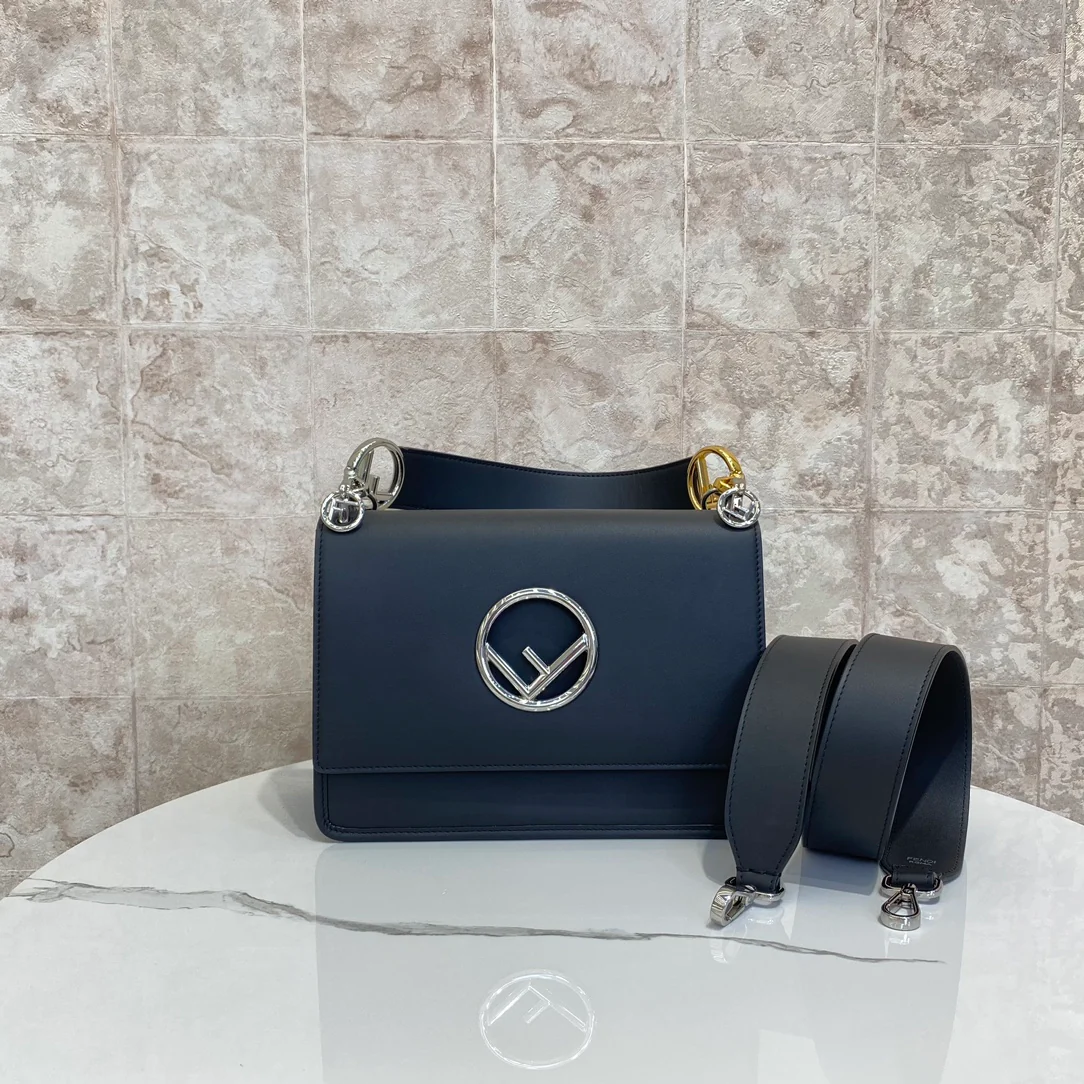 Сумка Fendi-Kani из телячьей кожи с логотипом, средний размер, черная.