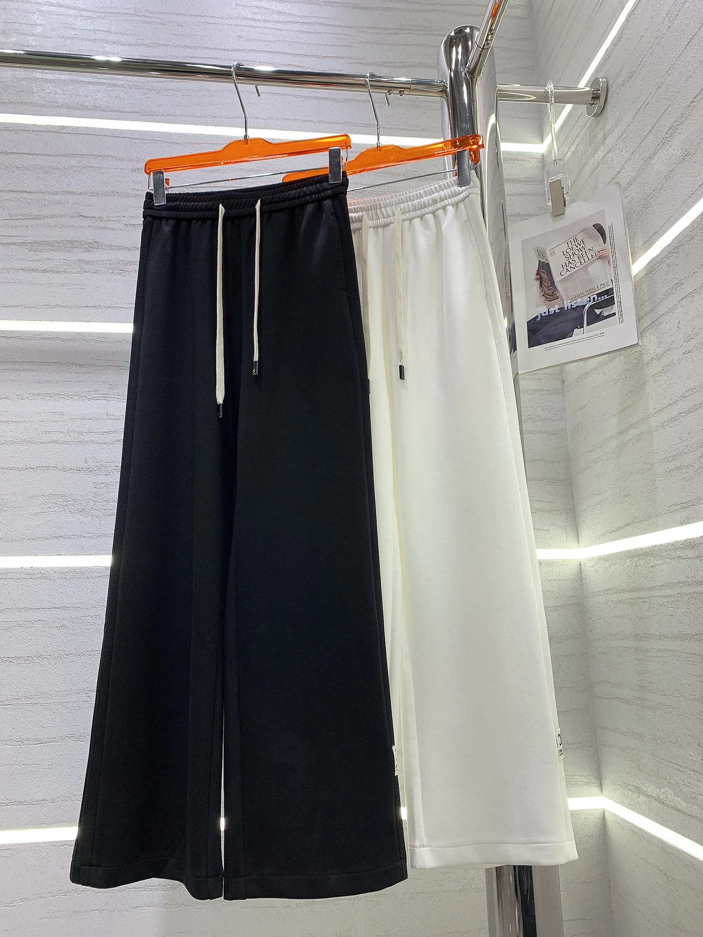 Celine-2403 - Новые широкие брюки с полосатой отделкой и этикеткой.