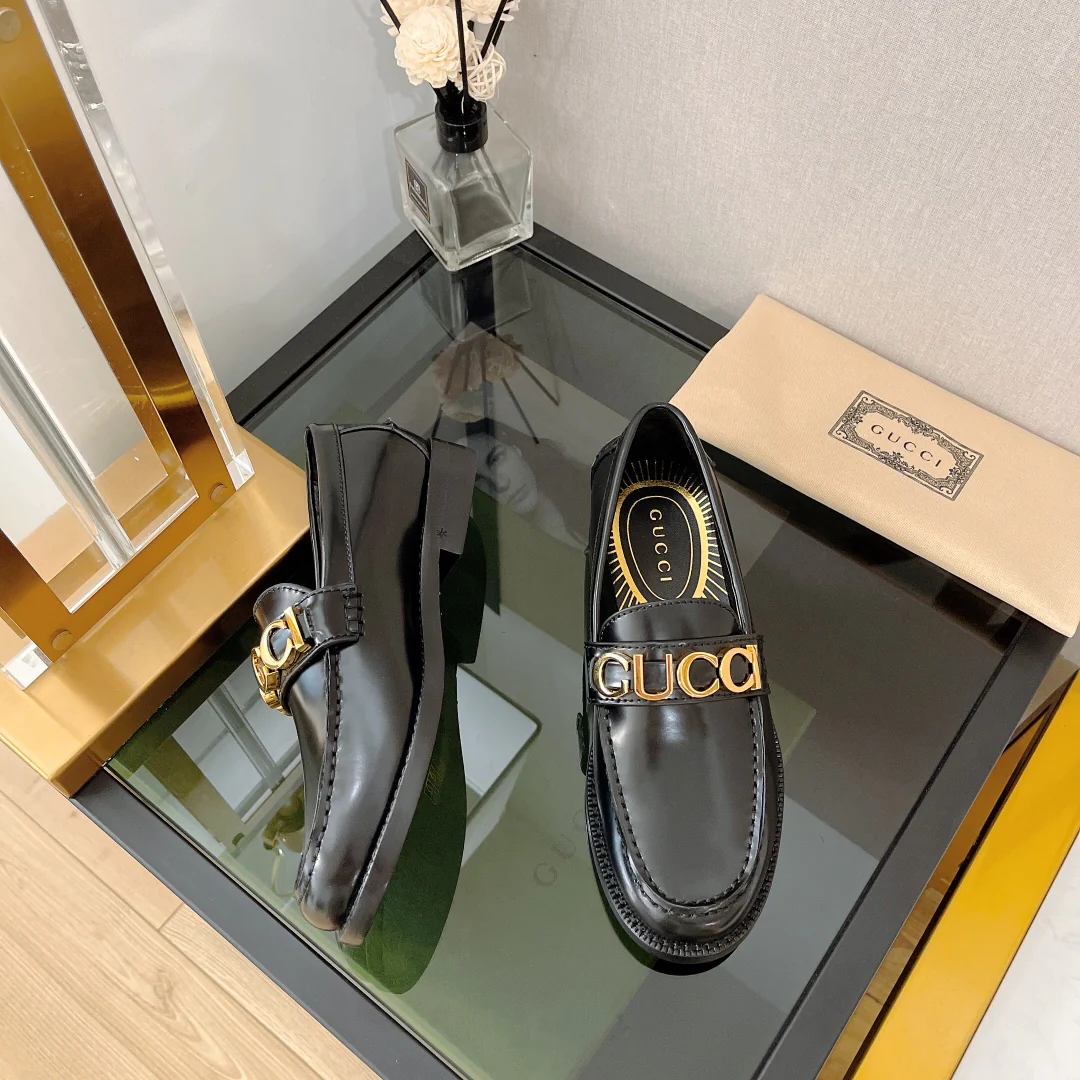 Новинка 2022 года от Gucci - Лоферы с металлической пряжкой в ??виде буквы - 1