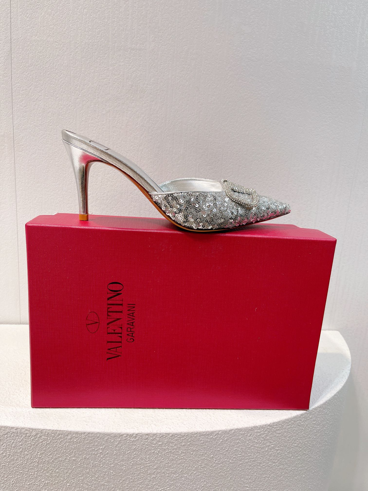 Новинка с официального сайта Valentino 2023 — Блестящие полосатые босоножки на высоком каблуке — 8 см — Серебристые