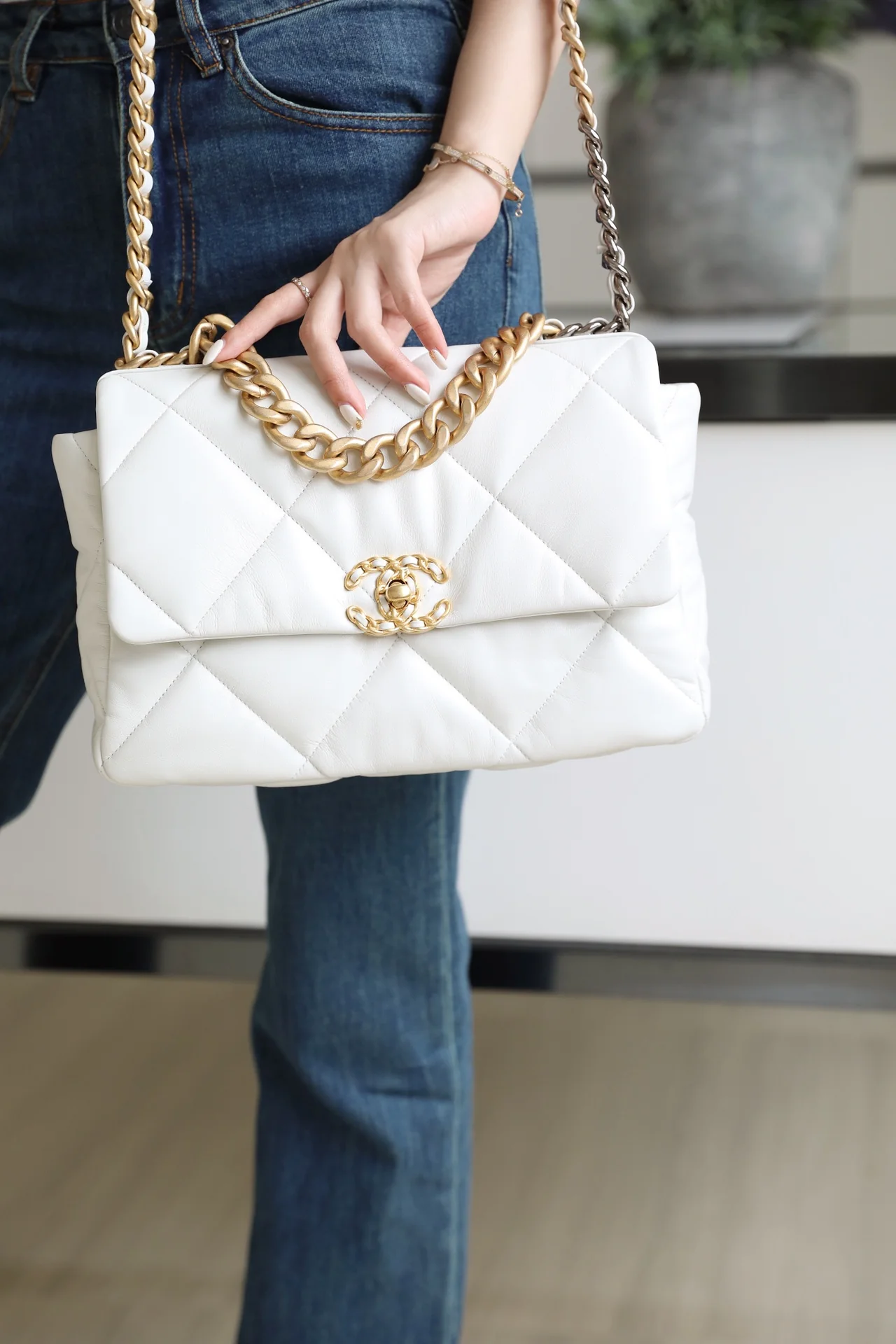 Сумка Chanel 19 — средняя, ??белая.