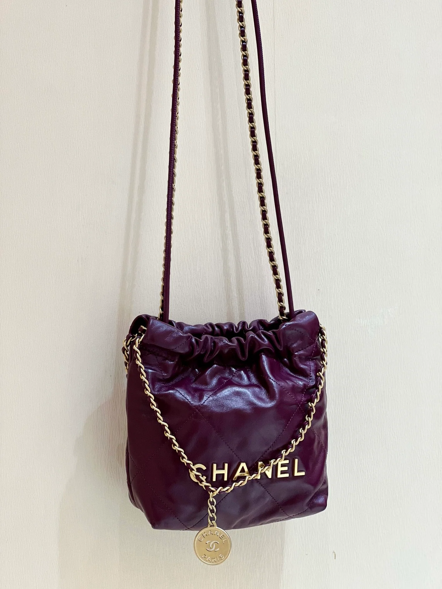 Весенне-летняя коллекция Chanel - Маленькая сумочка Chanel No. 22 - Фиолетово-красная