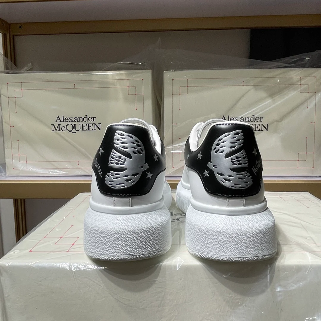 Классические белые кроссовки McQueen - унисекс - черно-серебристый дизайн 
