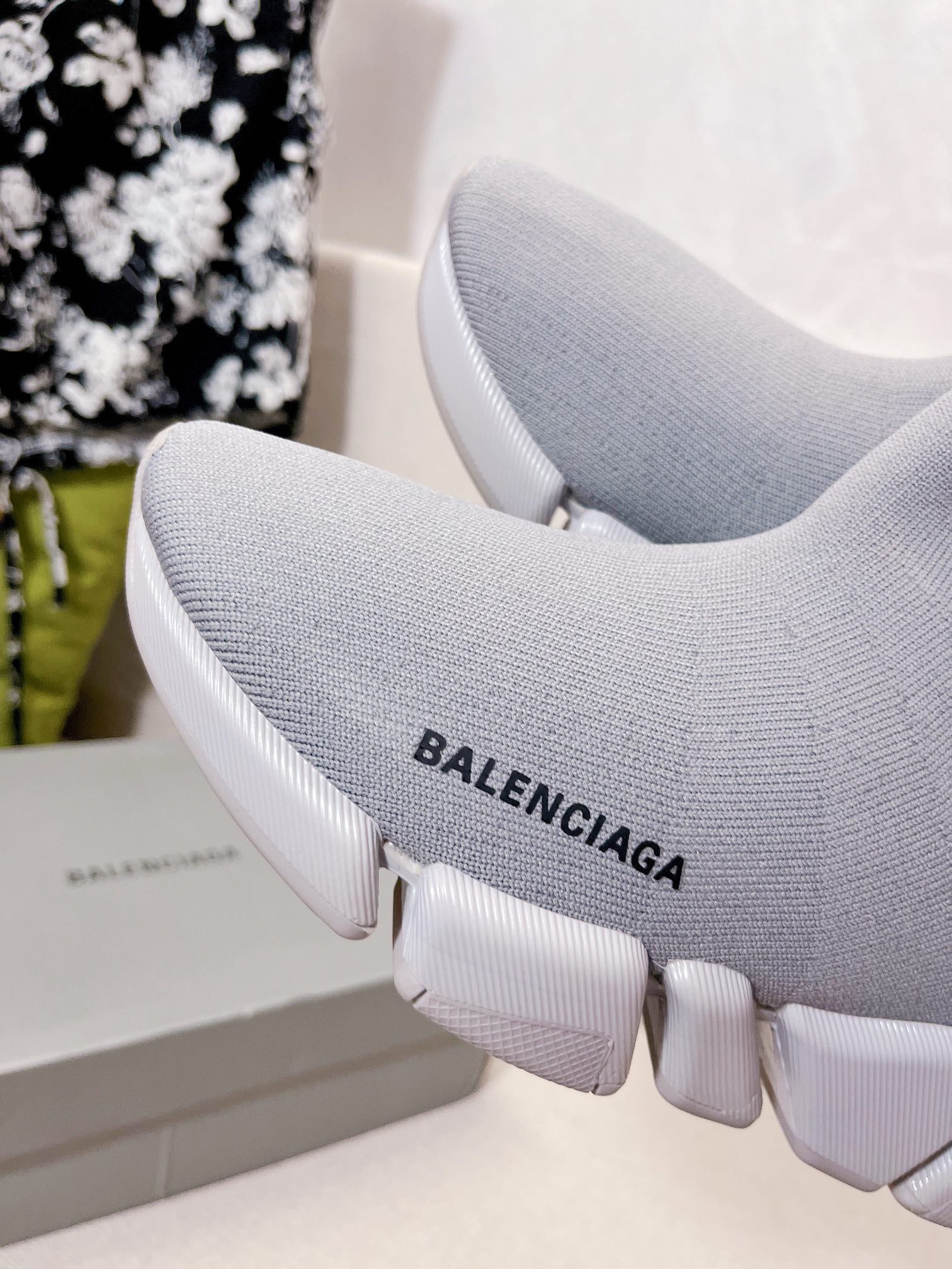 Новинка весны 2022 года от Balenciaga - короткие меховые сапоги-носки - серые.