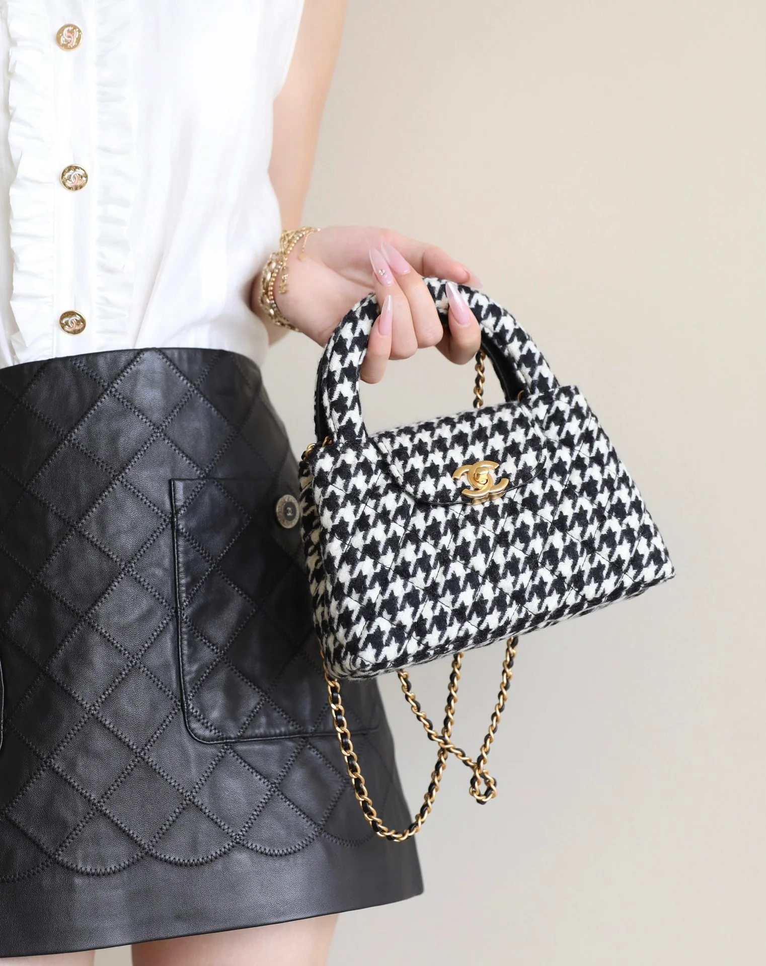 Сумка Chanel Kelly на цепочке с узором ?гусиная лапка?.