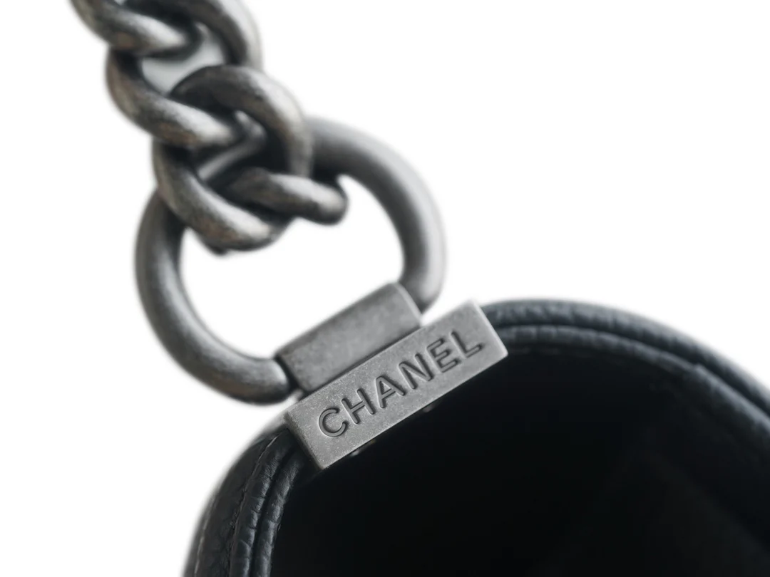 Коллекция Chanel Le Boy - Черная кожа личи, винтажная серебряная пряжка - 20 см