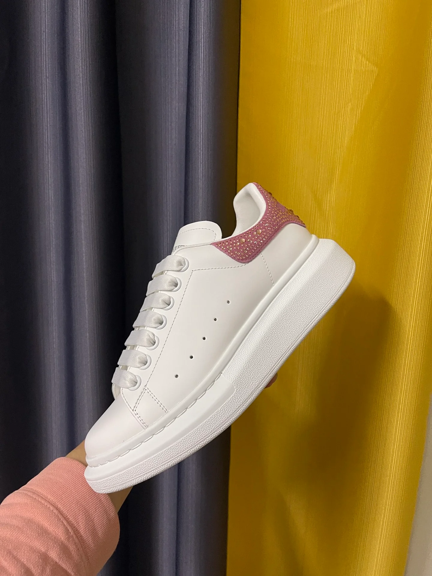 Классические белые кроссовки McQueen с розовато-фиолетовой бархатной отделкой.