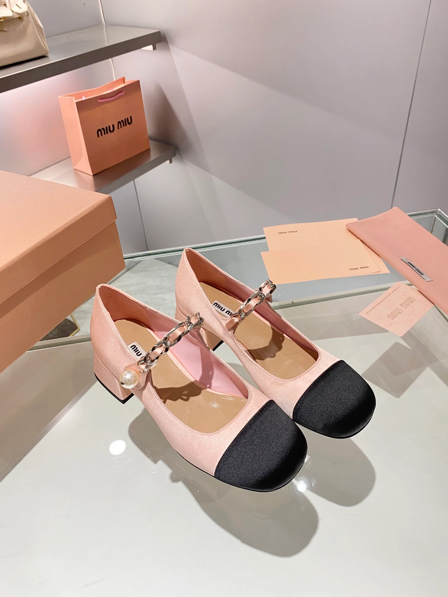 Новинки коллекции Miu Miu осень/зима 2023 - Балетки - Туфли на низком каблуке - Розовые