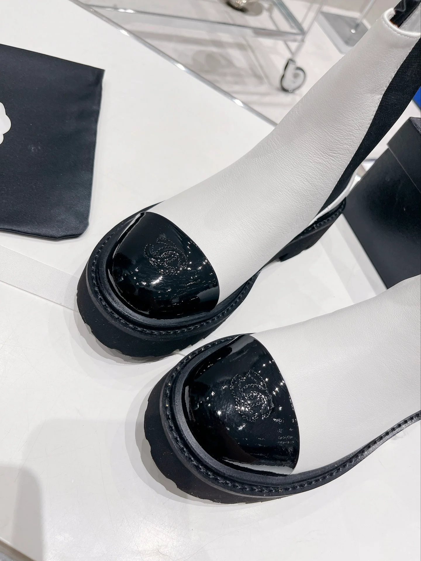 Новинка сезона осень/зима 2022 от Chanel - Ботинки челси на молнии - Белые