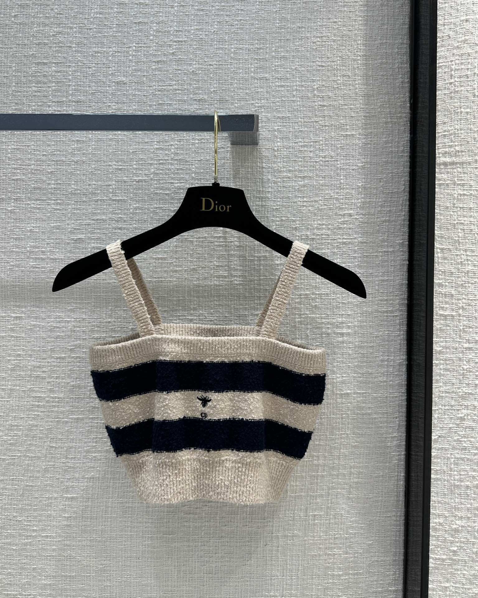 Новинка сезона весна/лето 2024 от Dior: элегантный вязаный жилет темно-синего и белого цвета.