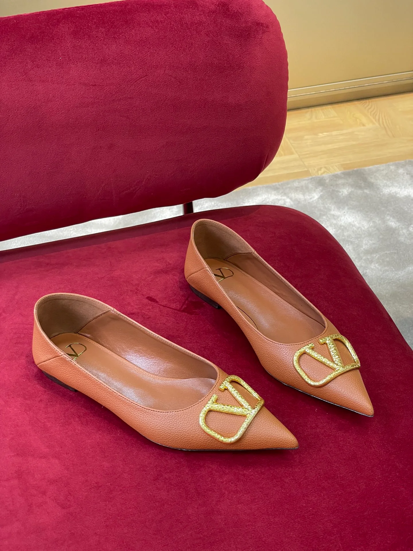 Новинка сезона осень/зима 2022 от Valentino - балетки без шнурков.