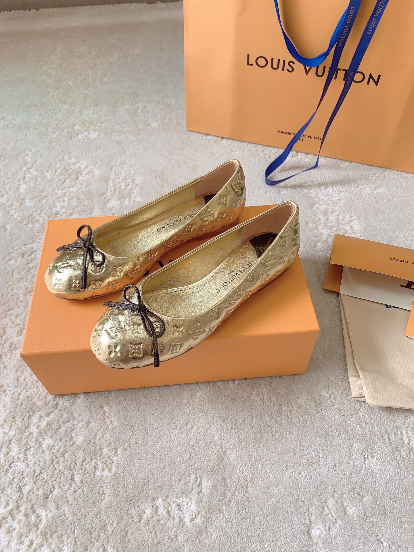 Новинка сезона весна/лето 2023 от LV - Балетки - Золотистые