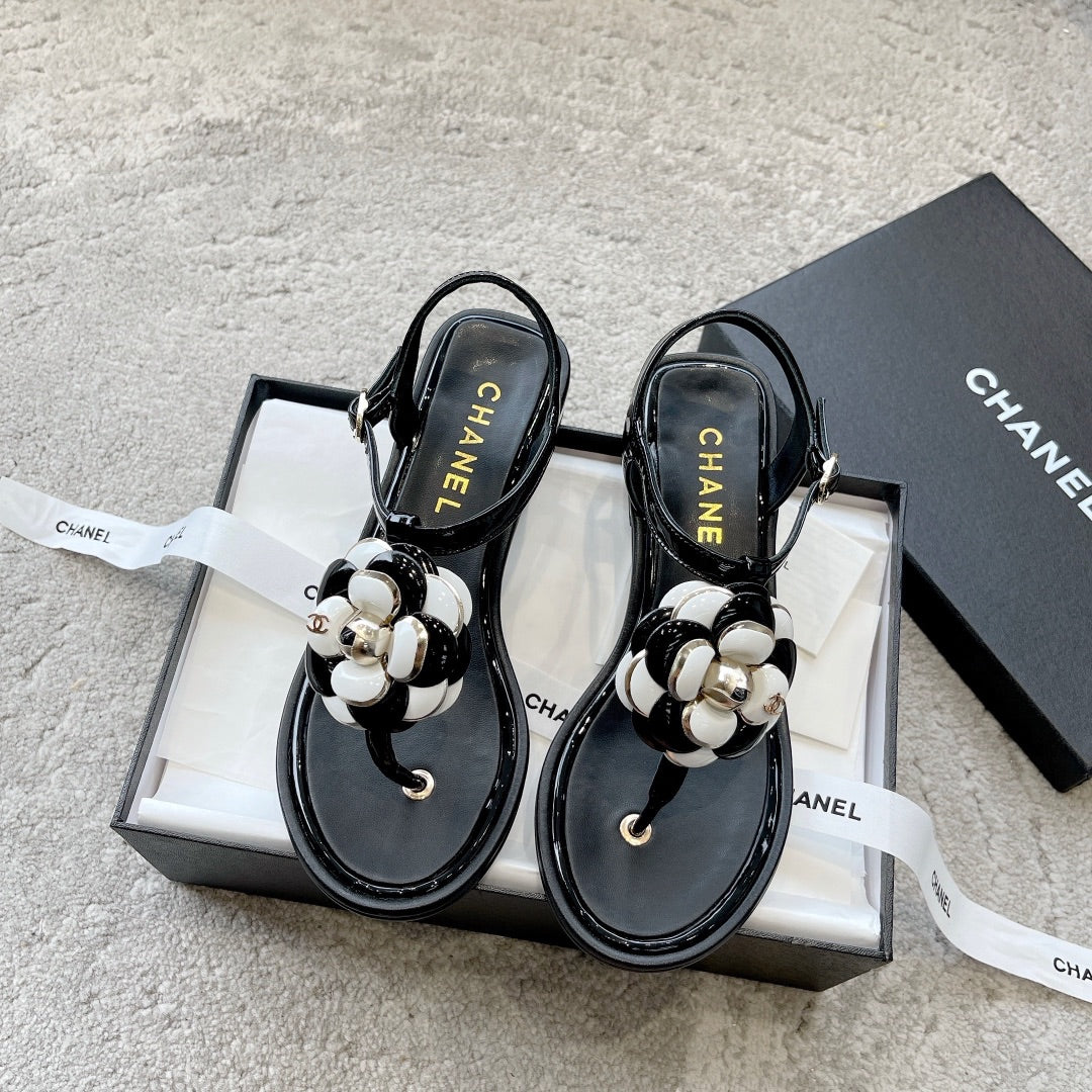 Новинка сезона весна/лето 2023 от Chanel - Коллекция сандалий Camellia - Сандалии Camellia - Черные