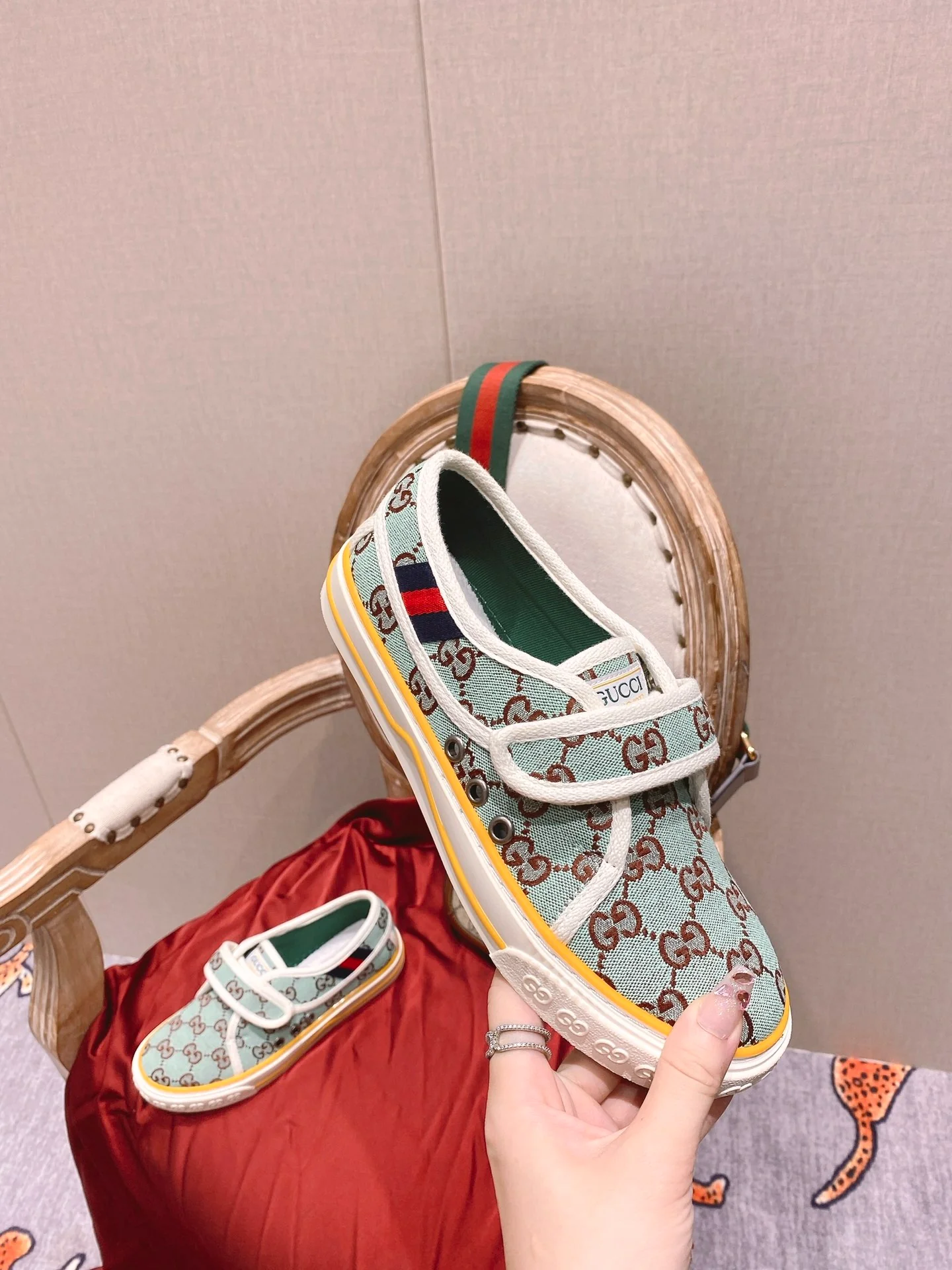 Классические лоферы Gucci 1977 года, серия - парусиновые, на липучках, синие.