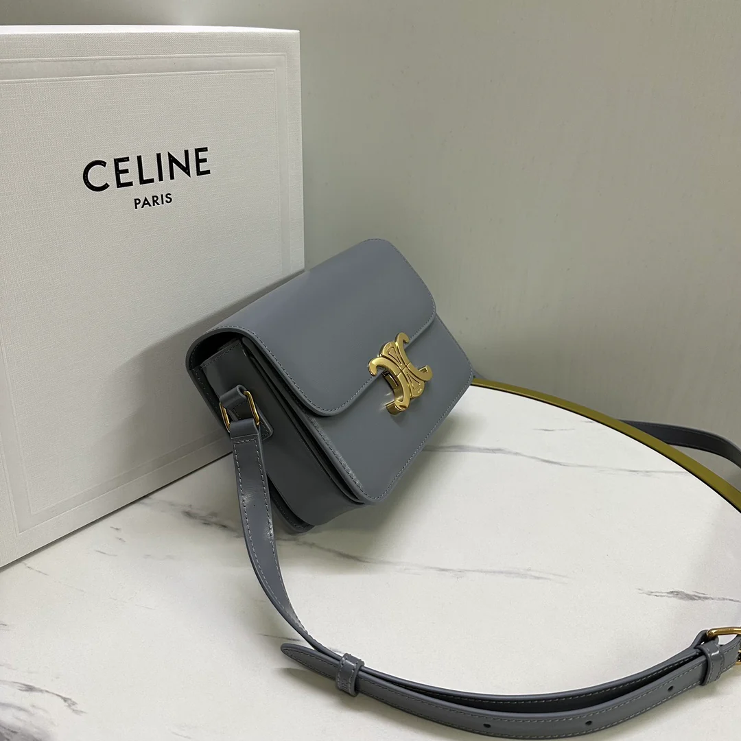 Сумка Celine Triomphe Classic из глянцевой телячьей кожи — сине-серая.