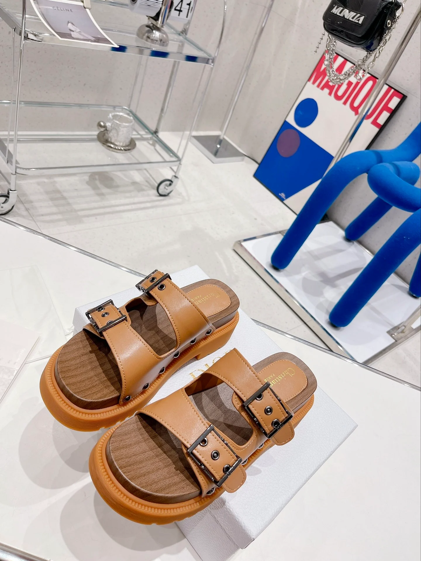 Новинка сезона осень/зима 2022 от Dior - тапочки Quake - 2 шт.