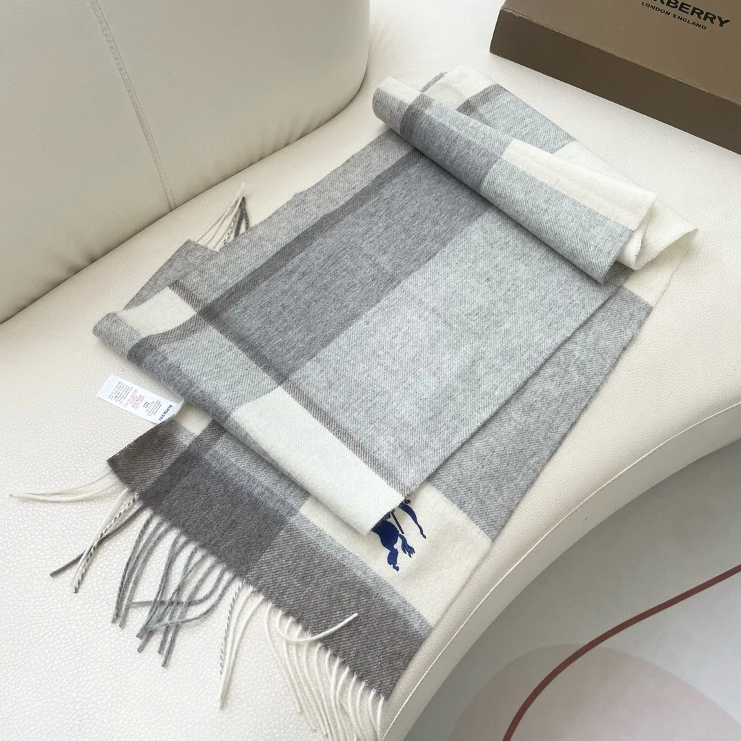 Классический клетчатый шарф Burberry 2024 — серый