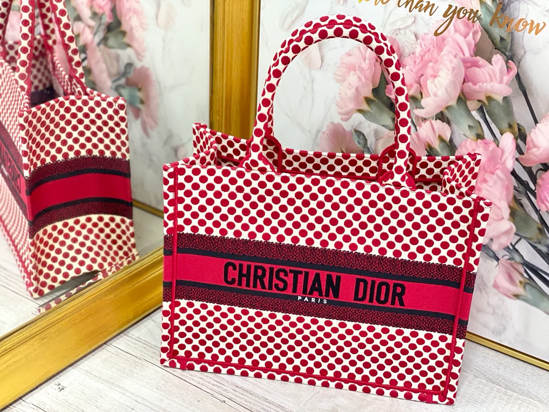 Сумка-тоут Dior Book, маленький размер 36-5 см, вышитая в горошек.